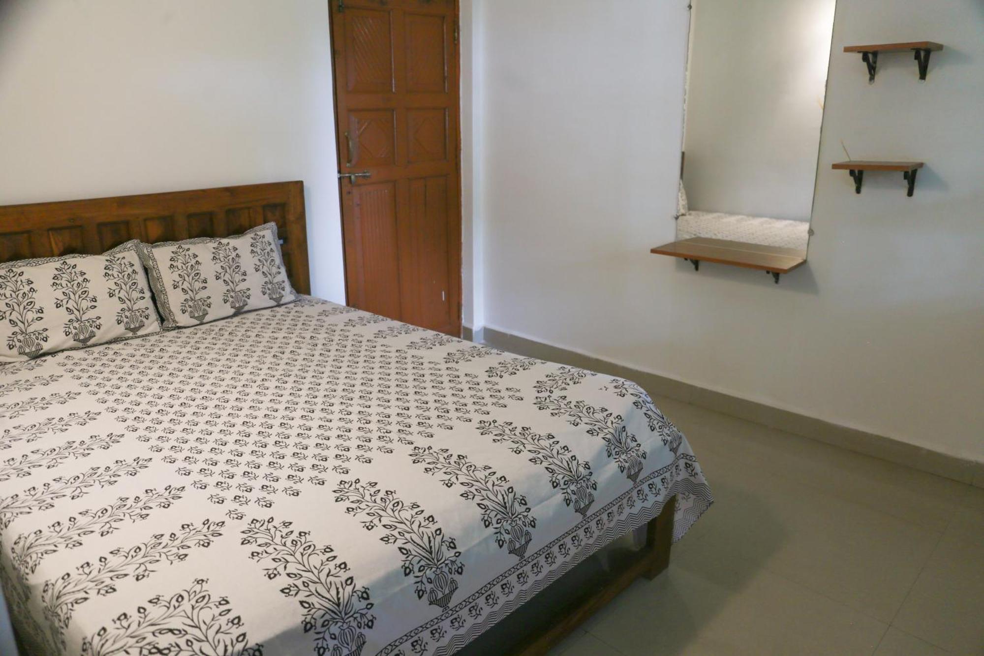 Kumbaya Beachside Hostel & Apartments At Arambol Beach Екстер'єр фото